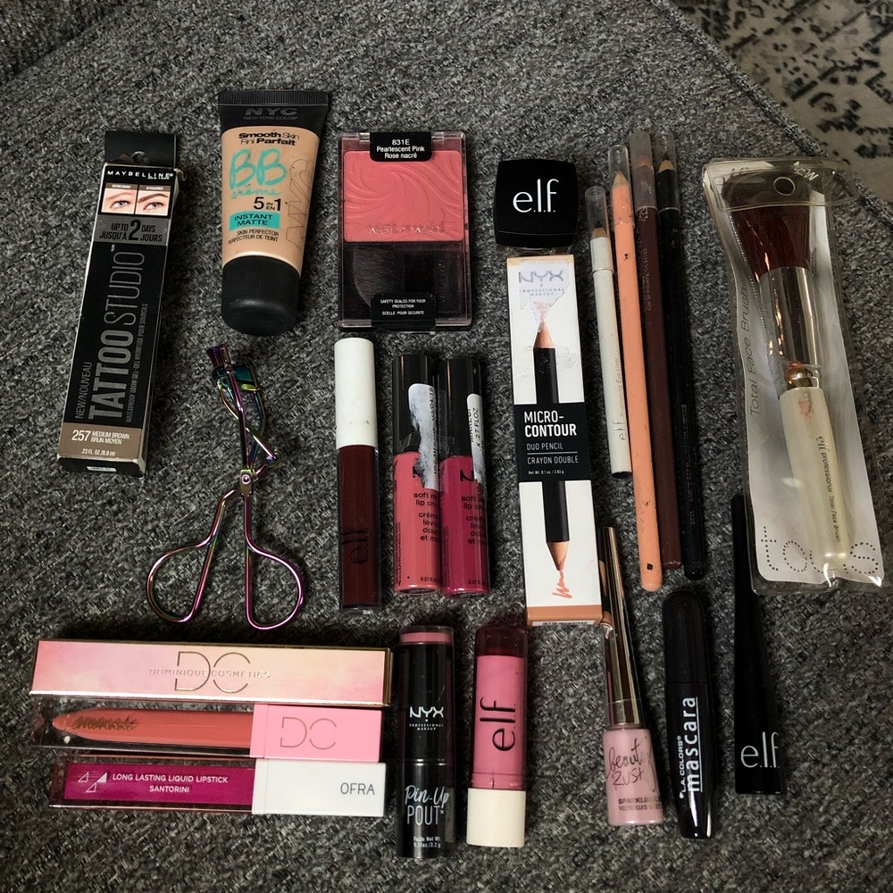 HUGE 21 PIECE MAKEUP LOT NWT!!!